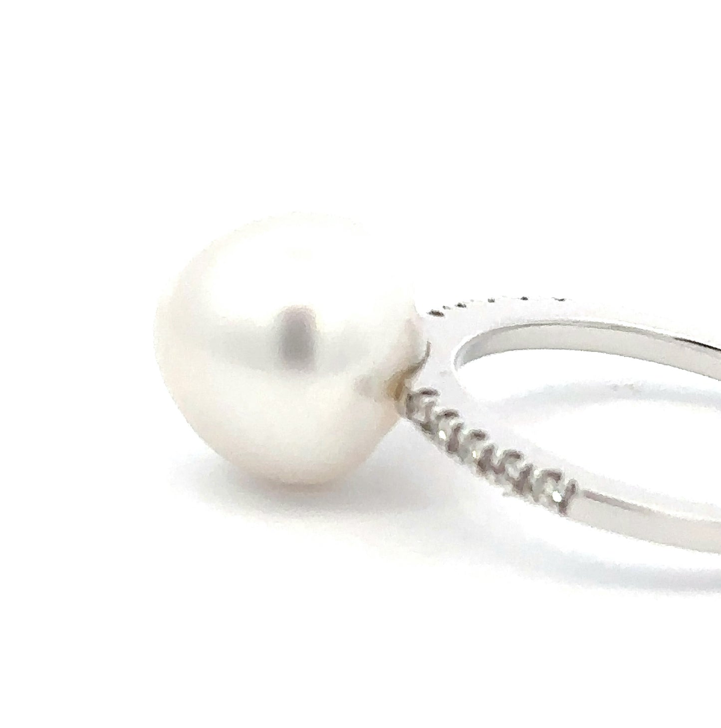 18ct white gold white southsea pearl ring with diamond shoulders size L Ring Gellner