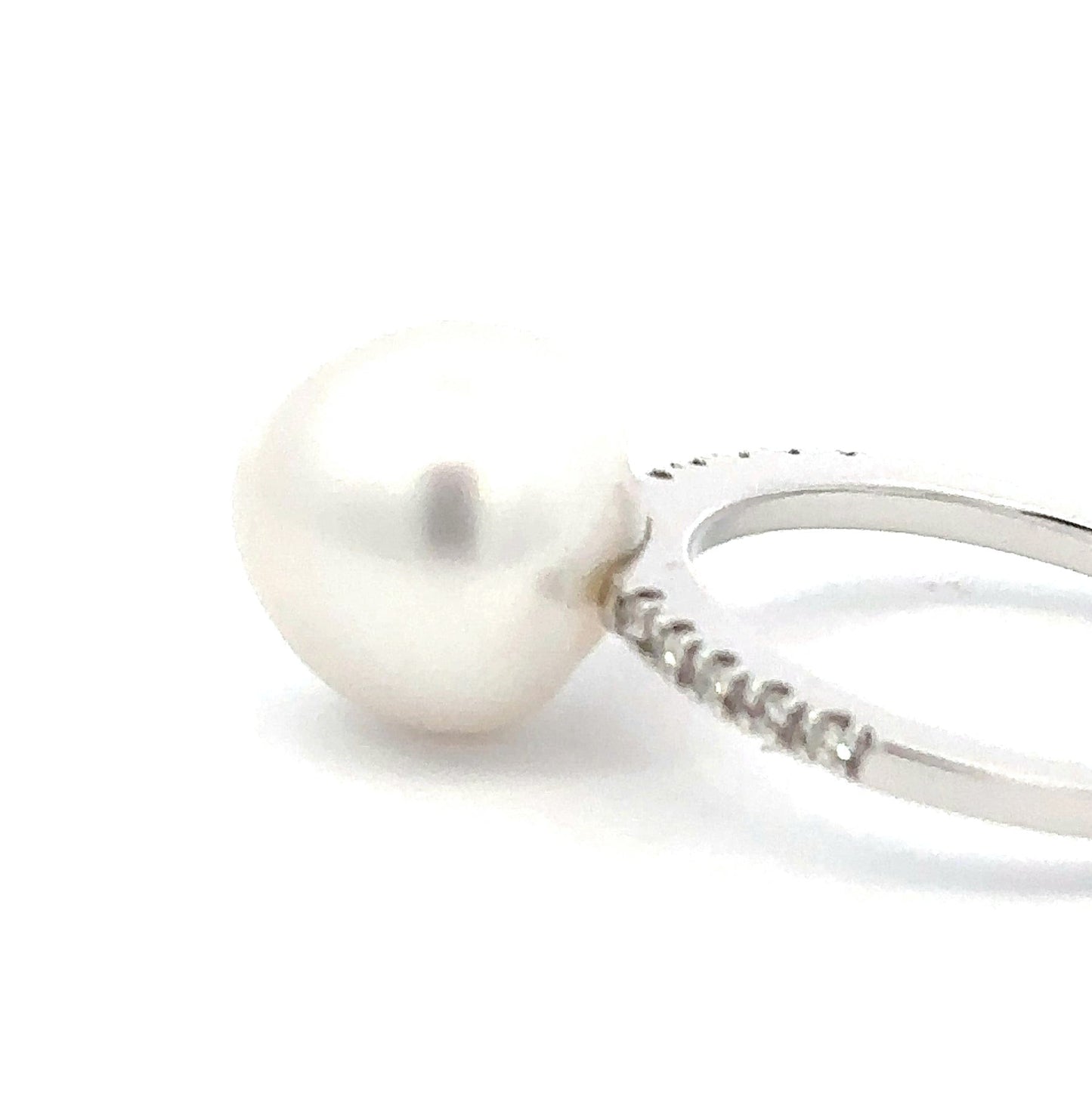 18ct white gold white southsea pearl ring with diamond shoulders size L Ring Gellner