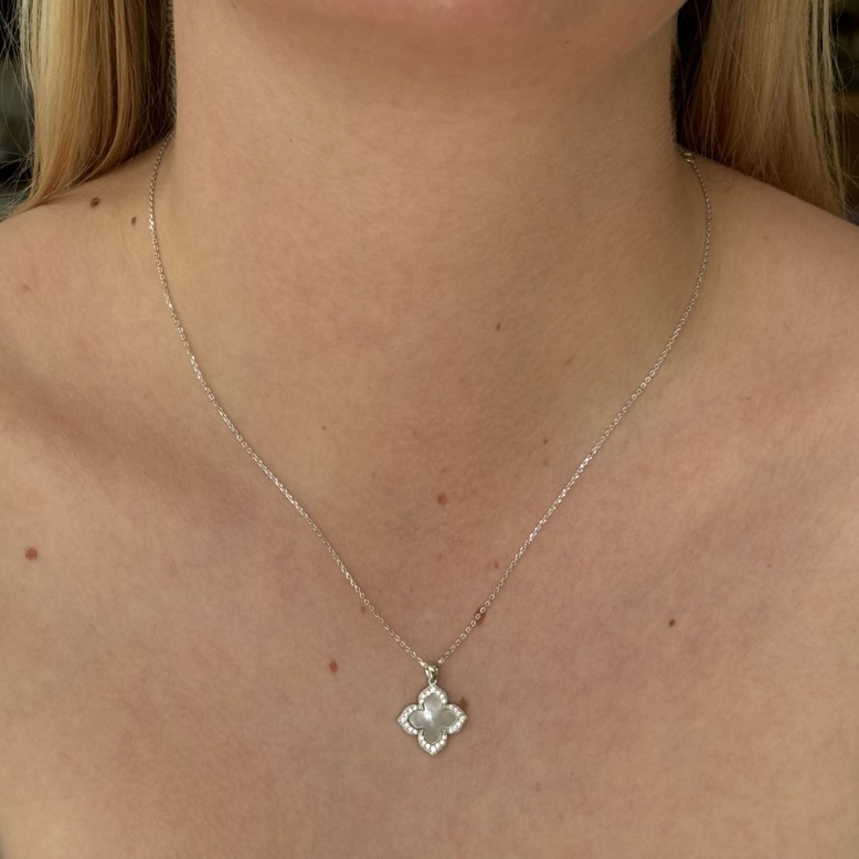 Mother of Pearl Vintage Lucky Clover Necklace in Silver
