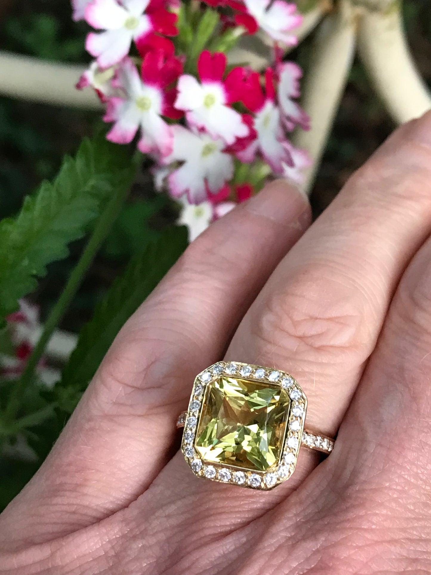 18ct yellow gold & diamond ring set with a champagne beryl and mandarin garnets. Ring Buchwald