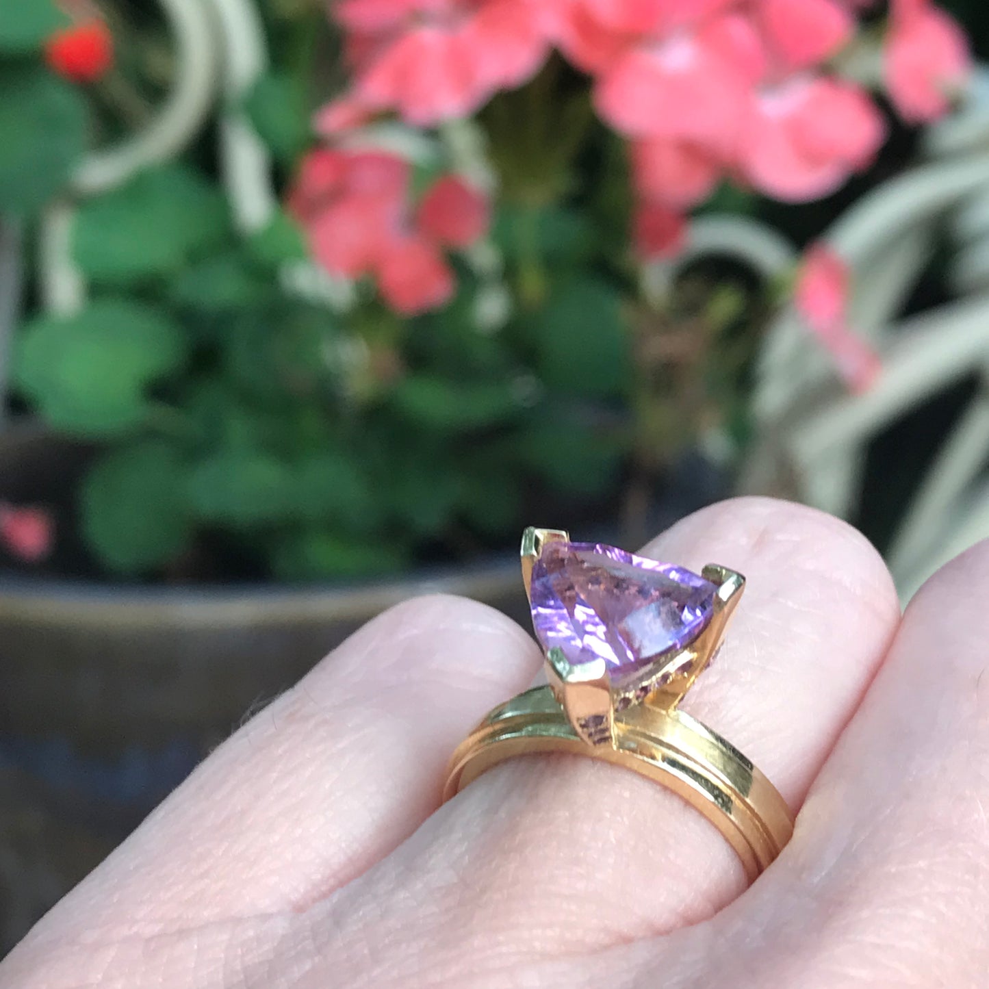 The Candy Wrap ring is made in 18ct yellow gold with a trillion amethyst Ring Rock Lobster