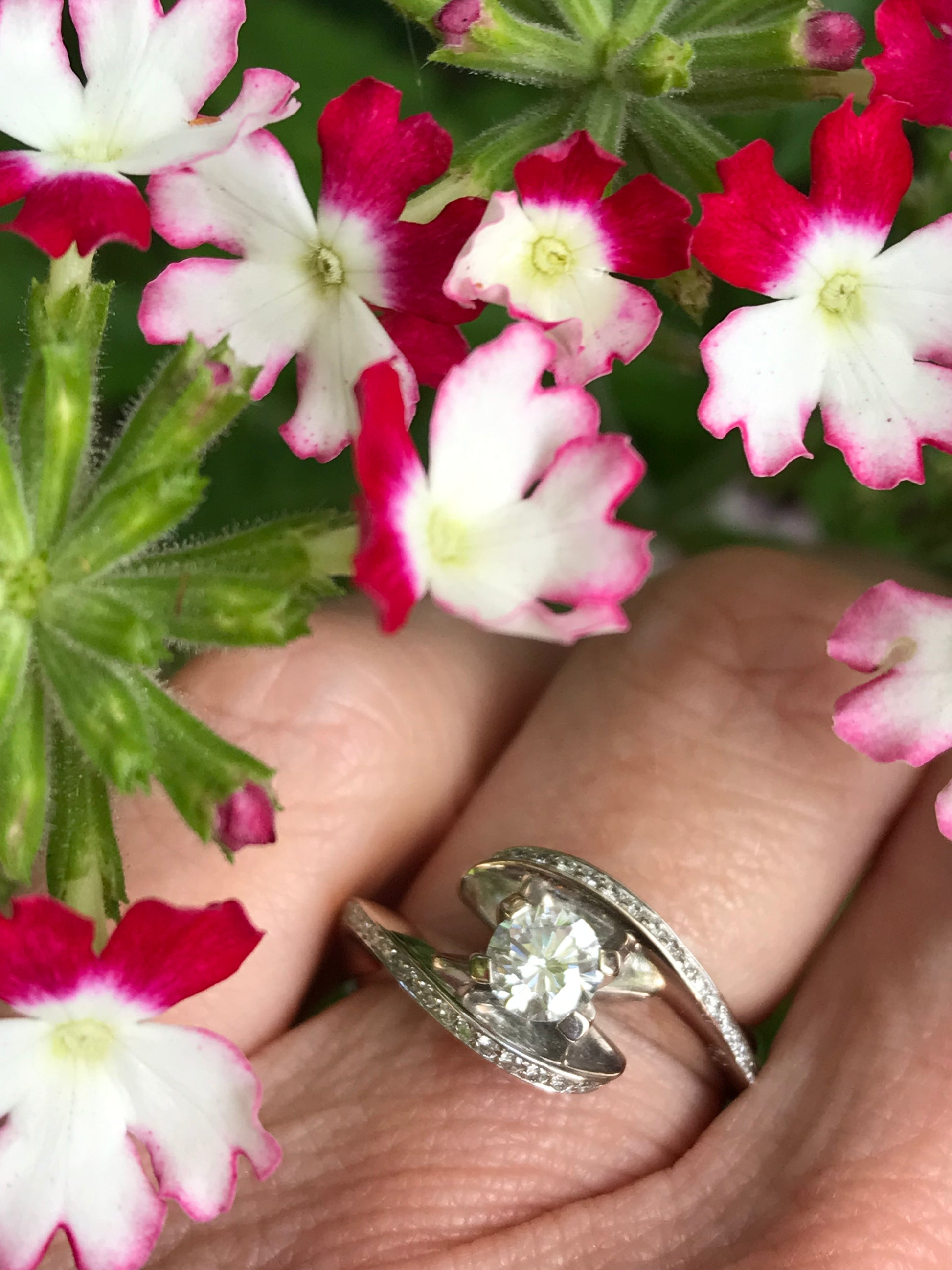 Ring 18ct white gold 0.64ct natural diamond cradle ring