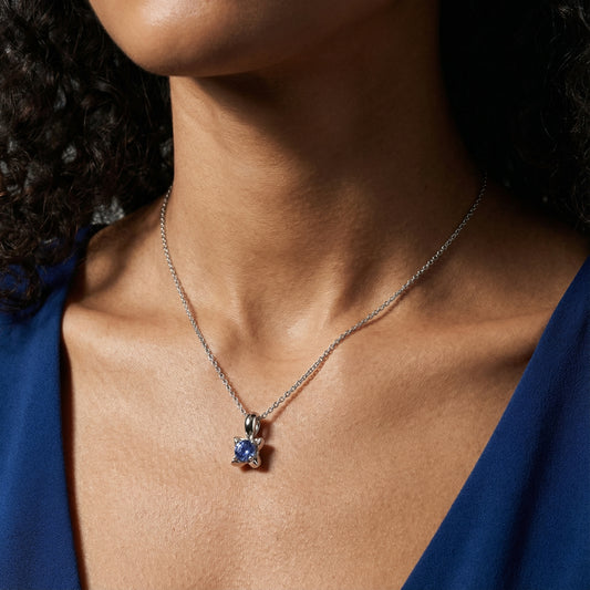 Pendant 18ct white gold sapphire 0.40ct flower necklace