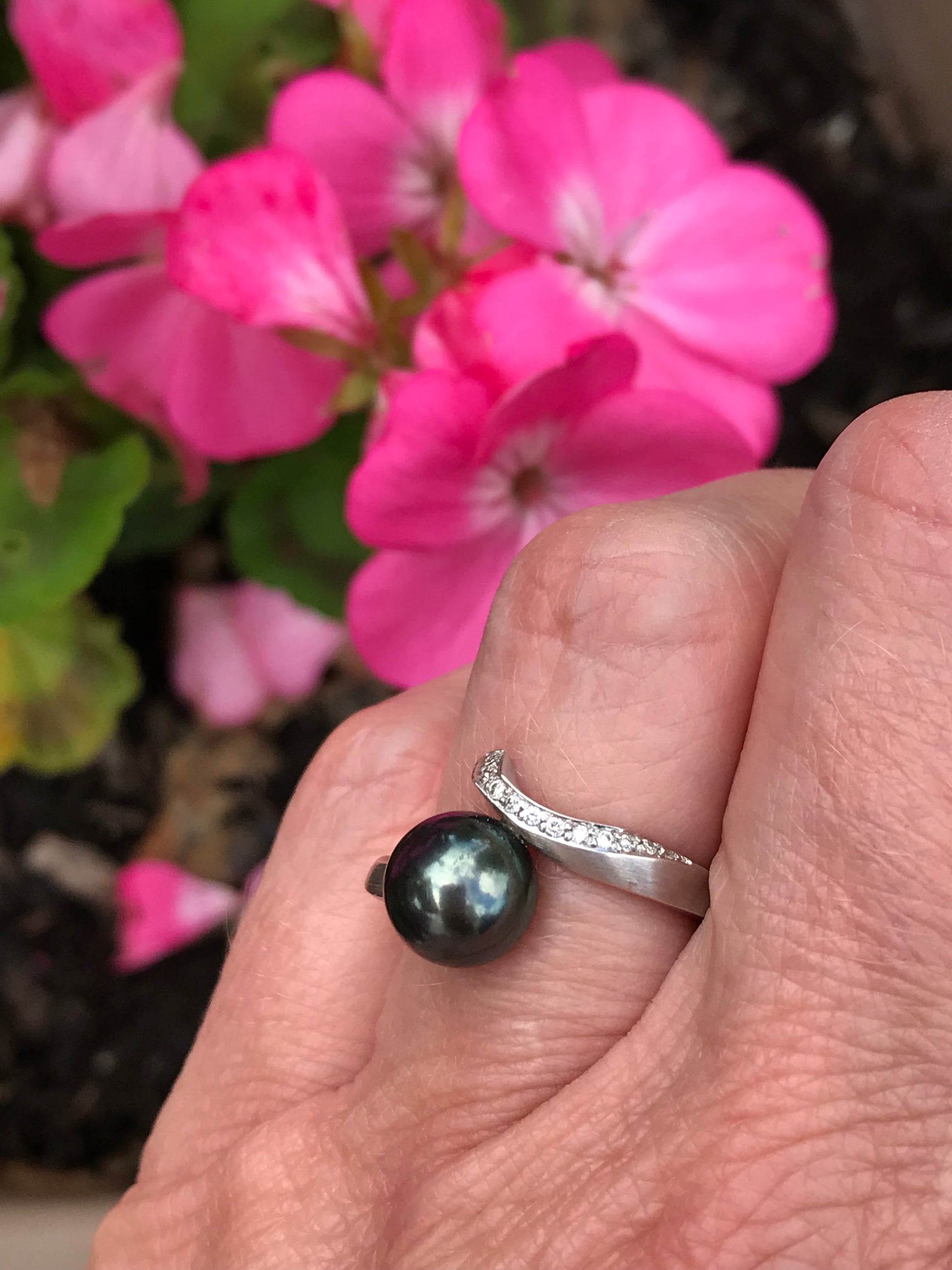 18ct white gold tahitian pearl diamond curl ring size M 1/2 Ring Gellner