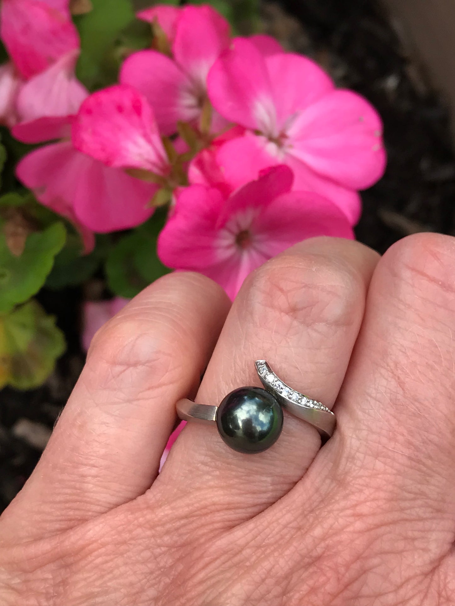 18ct white gold tahitian pearl diamond curl ring size M 1/2 Ring Gellner