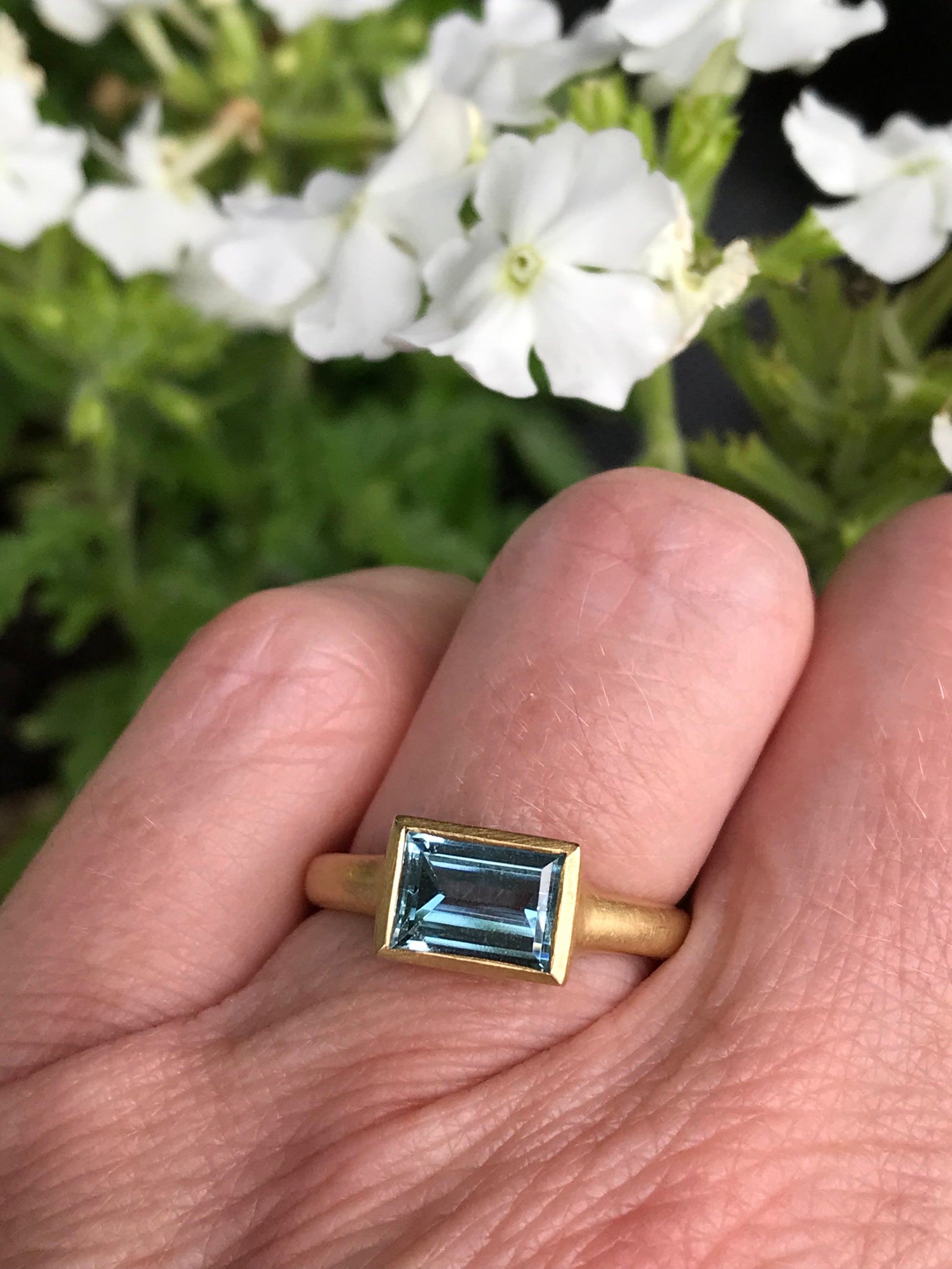 18ct yellow gold Aquamarine ring Ring Monica Sietter