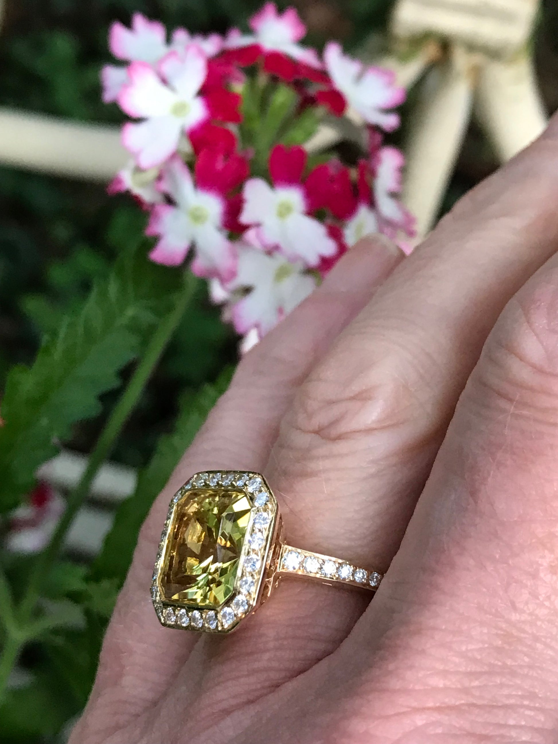 18ct yellow gold & diamond ring set with a champagne beryl and mandarin garnets. Ring Buchwald