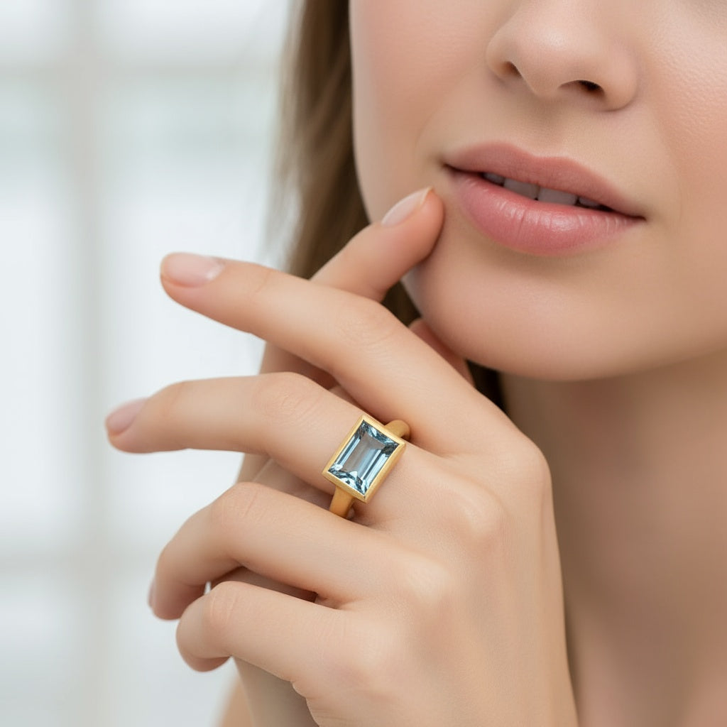 18ct yellow gold Aquamarine ring Ring Monica Sietter