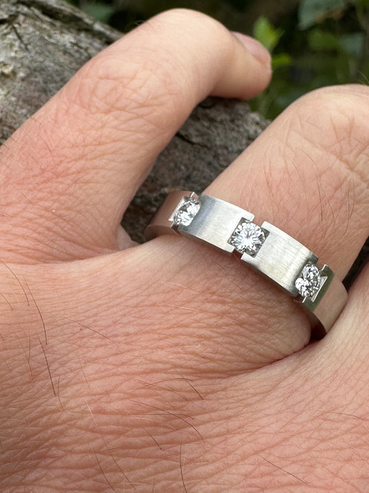 Gerstner 18ct white gold TWVS 0.45ct 3 brilliant cut diamond band size T Ring Gerstner