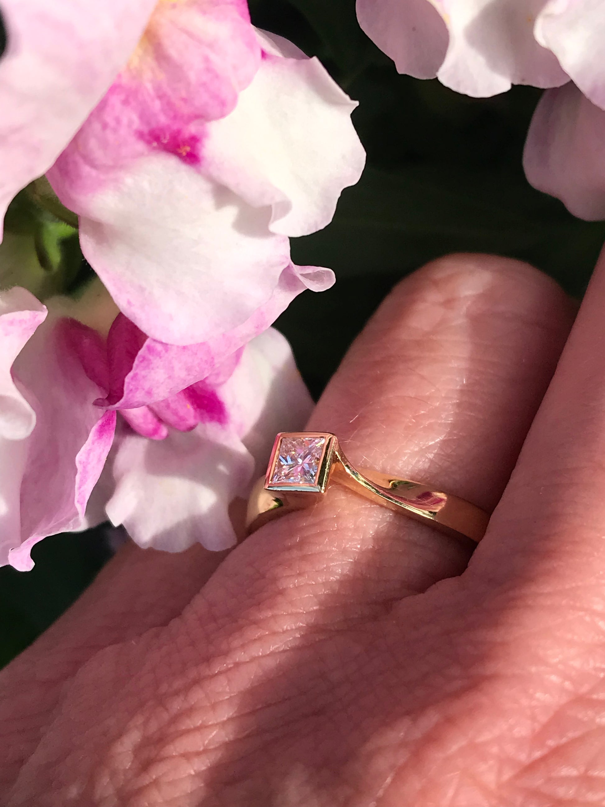 18ct Gold princess cut 0.25ct natural diamond ring GVS1 Ring Hans Rivoir   