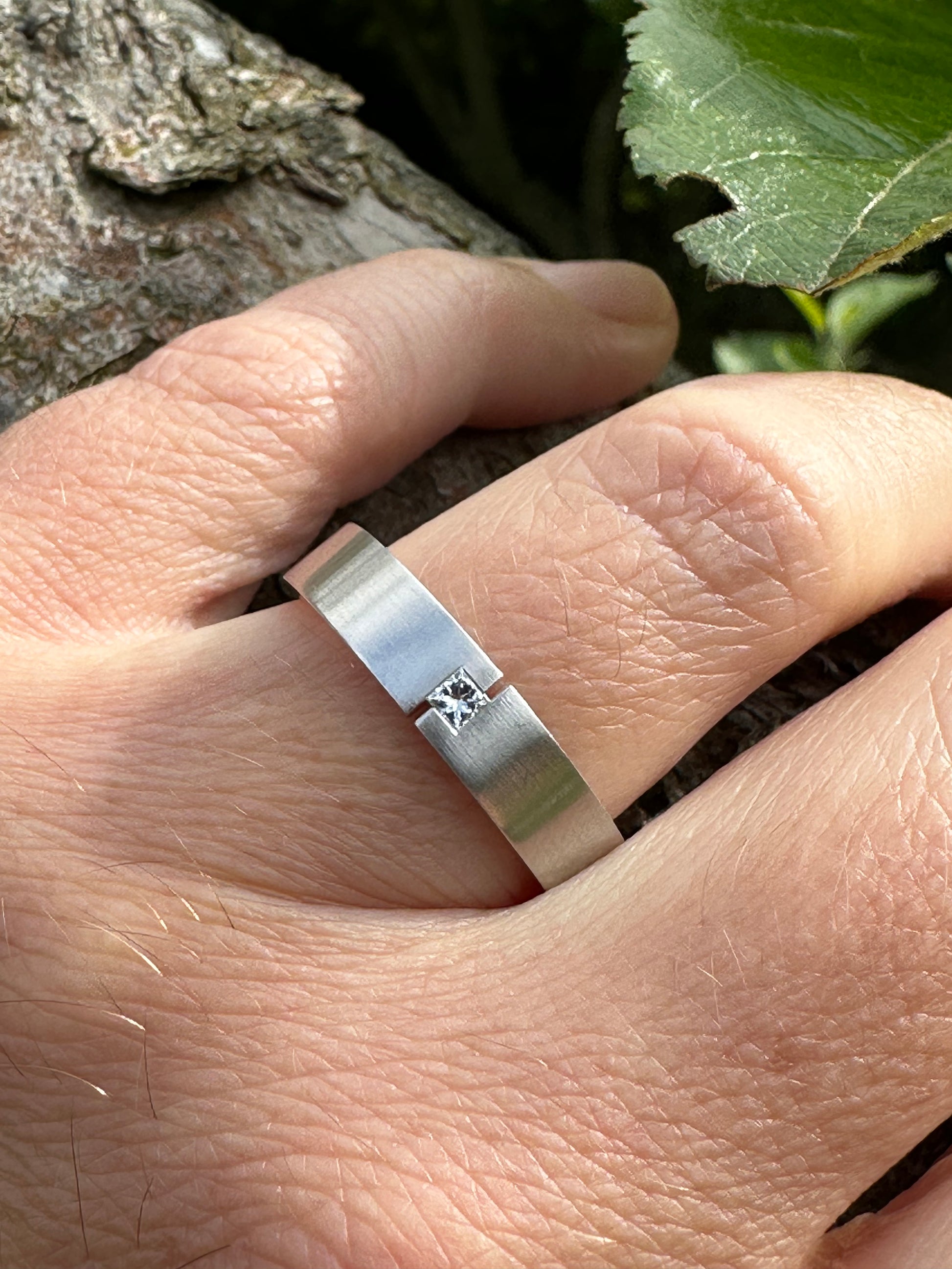 18ct white gold band with a princess diamond Ring Gerstner   
