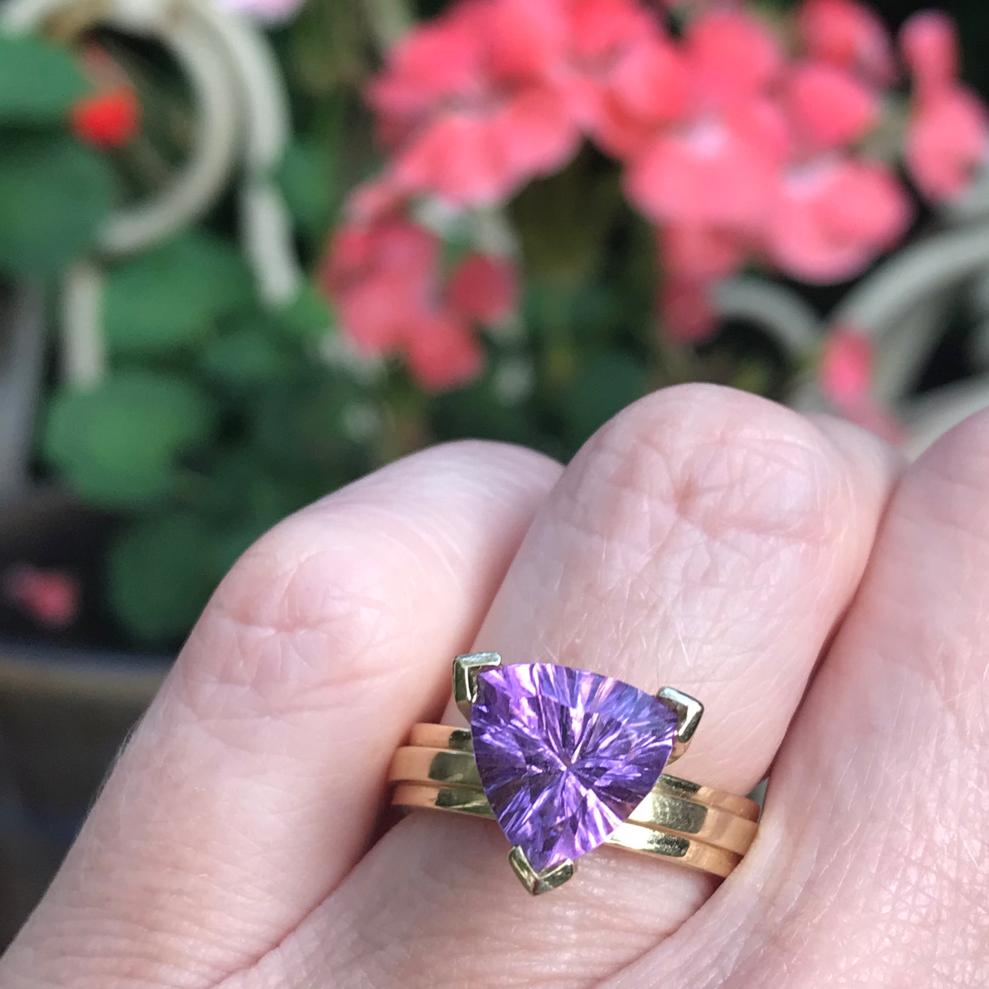 The Candy Wrap ring is made in 18ct yellow gold with a trillion amethyst Ring Rock Lobster