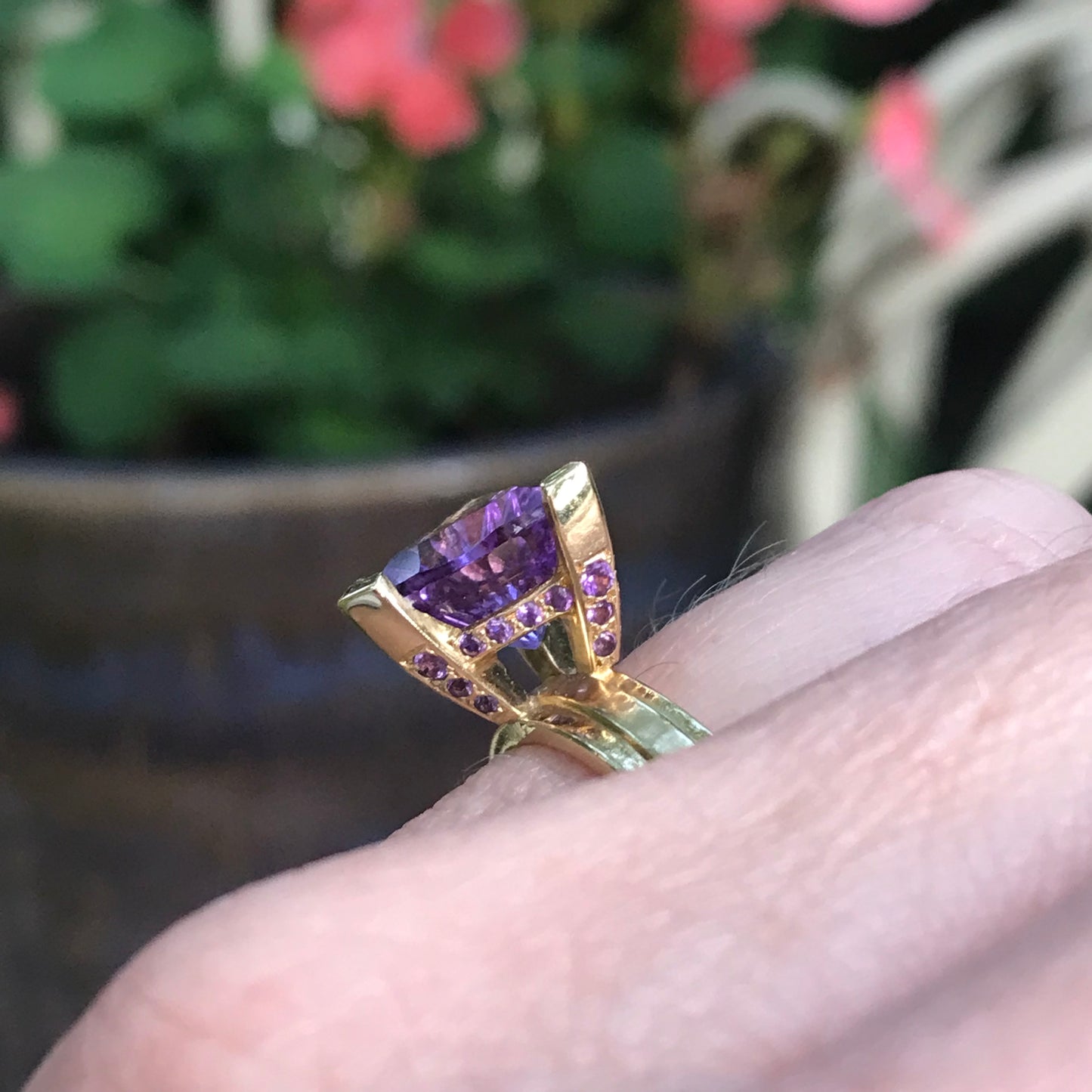 The Candy Wrap ring is made in 18ct yellow gold with a trillion amethyst Ring Rock Lobster